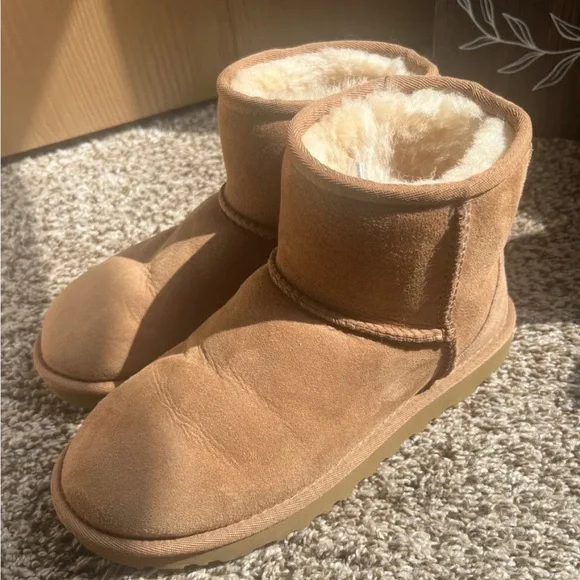 UGG Mini II Tan Boots - Picture 3 of 6